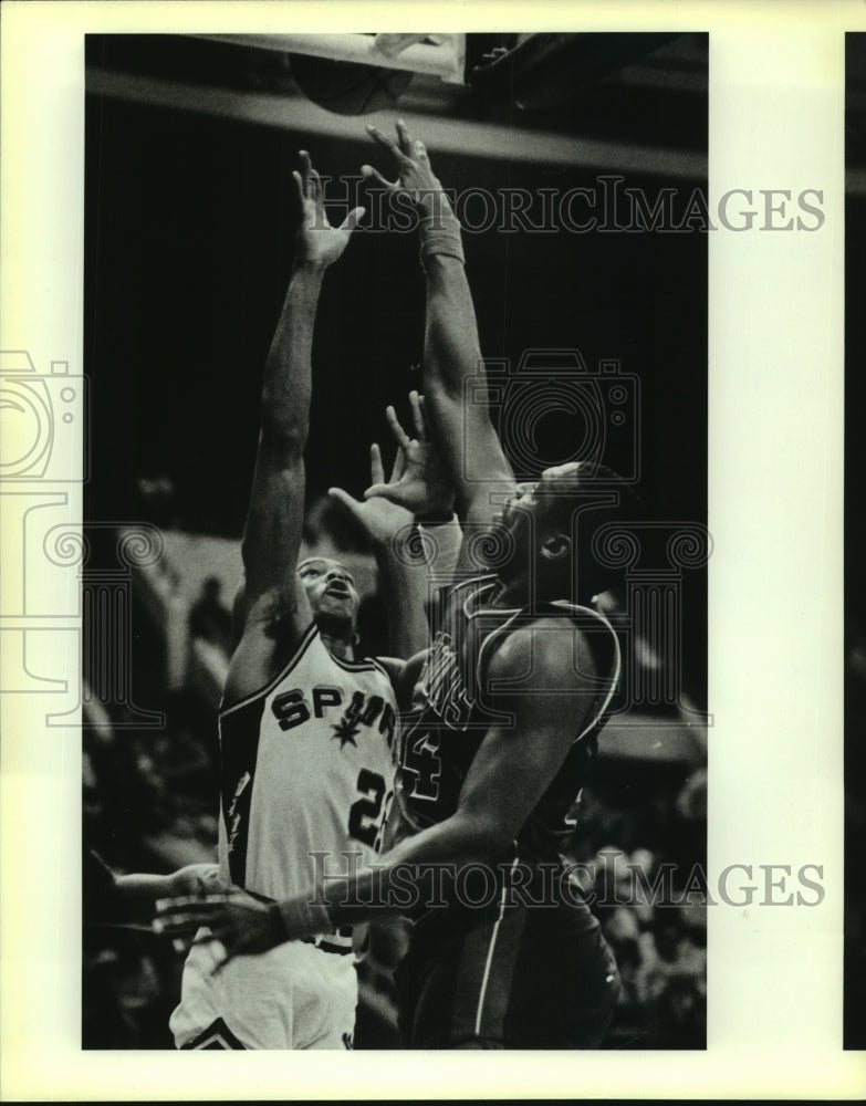 1986 Press Photo The Spurs and Pistons play NBA basketball - sas13250- Historic Images