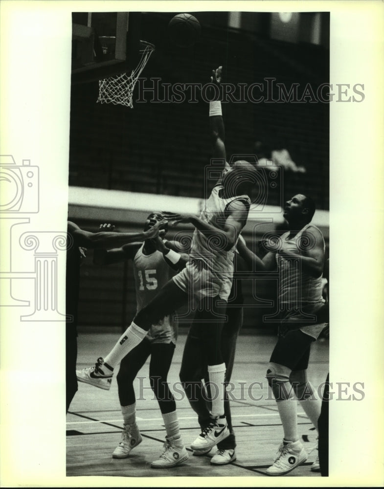 1986 Press Photo Spurs basketball player Alvin Robertson at practice - sas13252- Historic Images