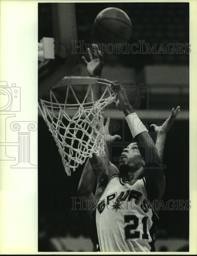 1986 Press Photo San Antonio Spurs basketball player Alvin Robertson in action- Historic Images