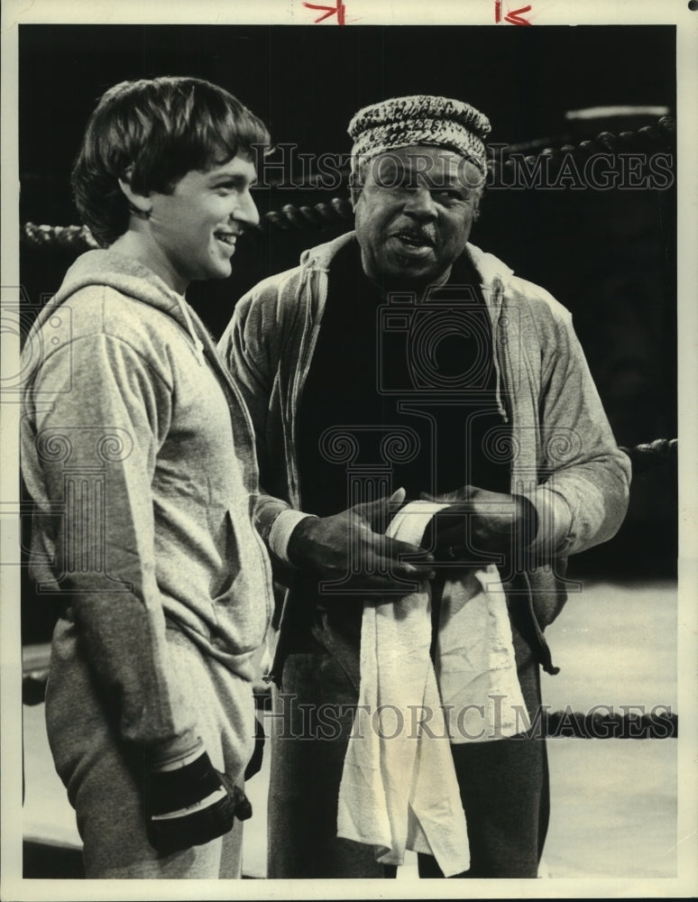 1981 Press Photo Boxer Archie Moore on Televisions &quot;Search For Tomorrow&quot; Show- Historic Images