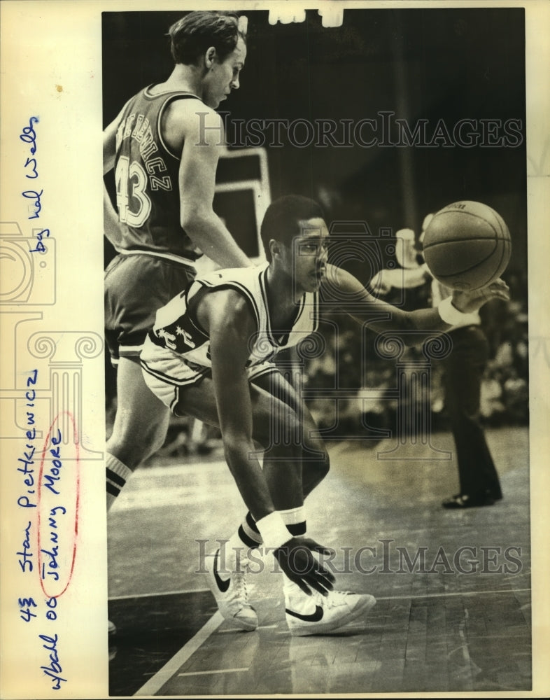 Press Photo Basketball Players Johnny Moore and Stan Pietkrewicz at Game- Historic Images