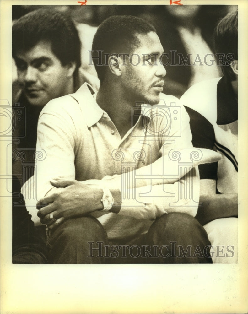 1983 Press Photo Johnny Moore, San Antonio Basketball Player on Sideline- Historic Images