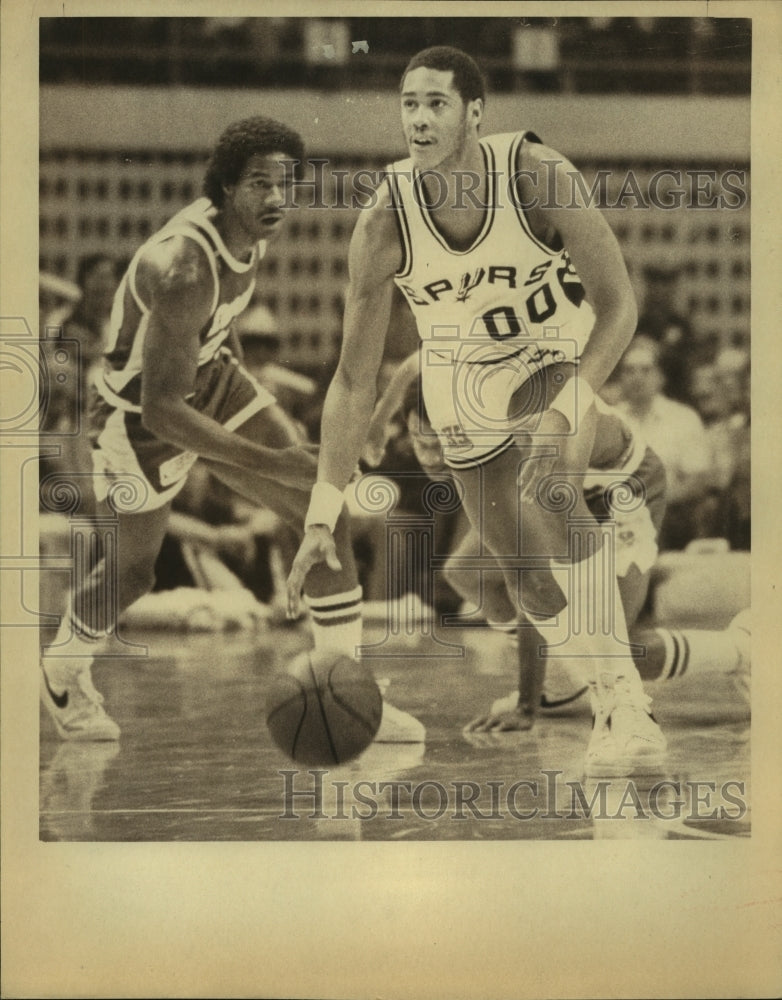 1981 Press Photo Johnny Moore, Spurs Basketball Player at Game - sas13367- Historic Images