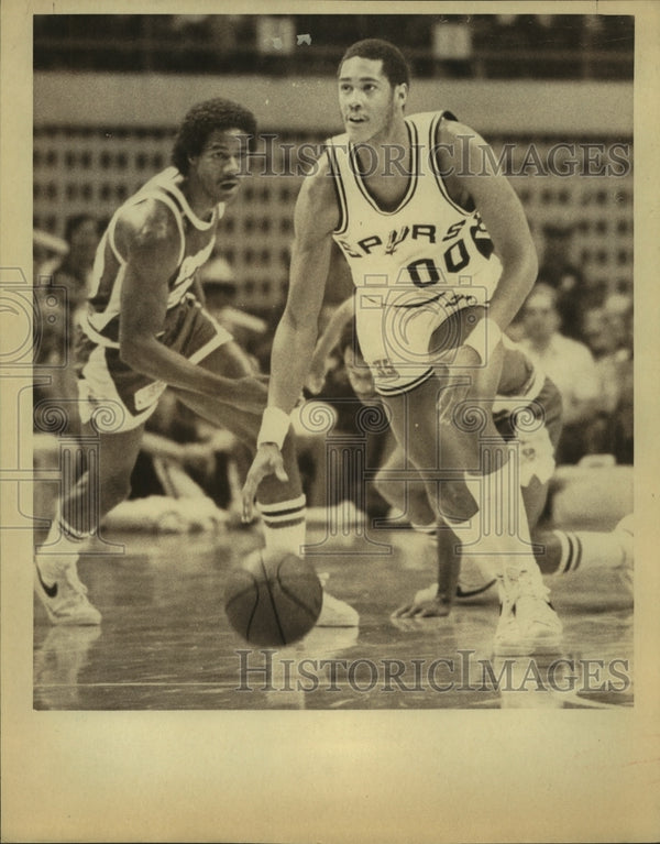 1981 Press Photo Johnny Moore, Spurs Basketball Player at Game ...