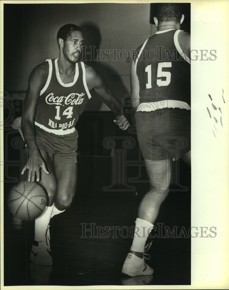 1986 Press Photo Johnny Moore, Summer League Basketball Player at Game- Historic Images