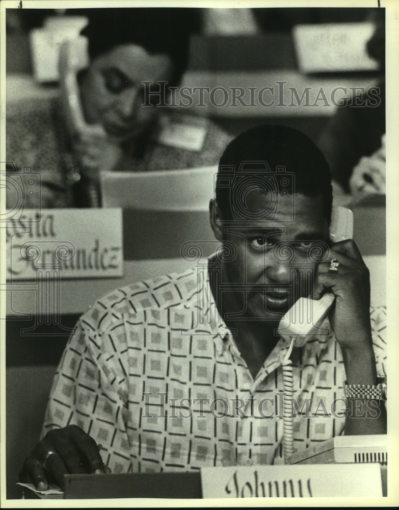 1987 Press Photo Johnny Moore, Spurs Basketball Player at Children Fundraiser- Historic Images