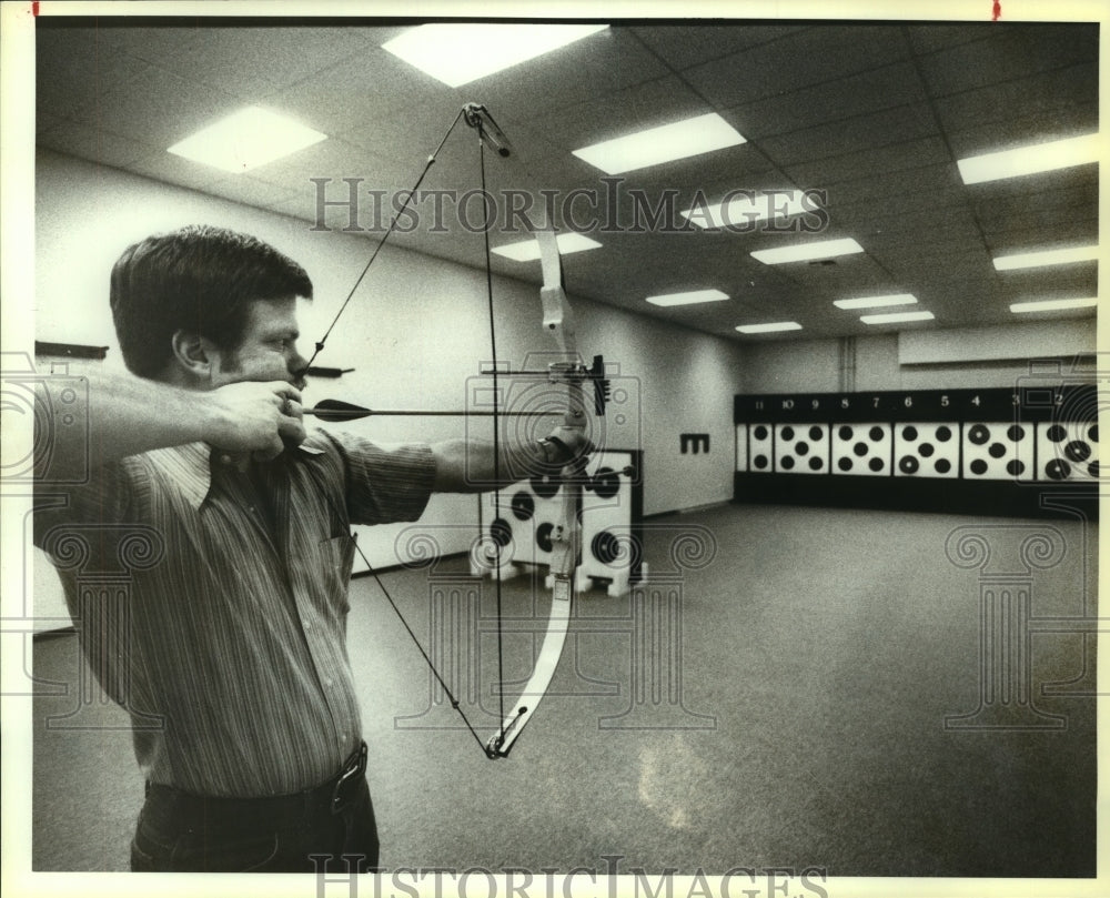 1983 Press Photo Jim Jordon, Archer at Arrow Action Archery Target Lanes- Historic Images