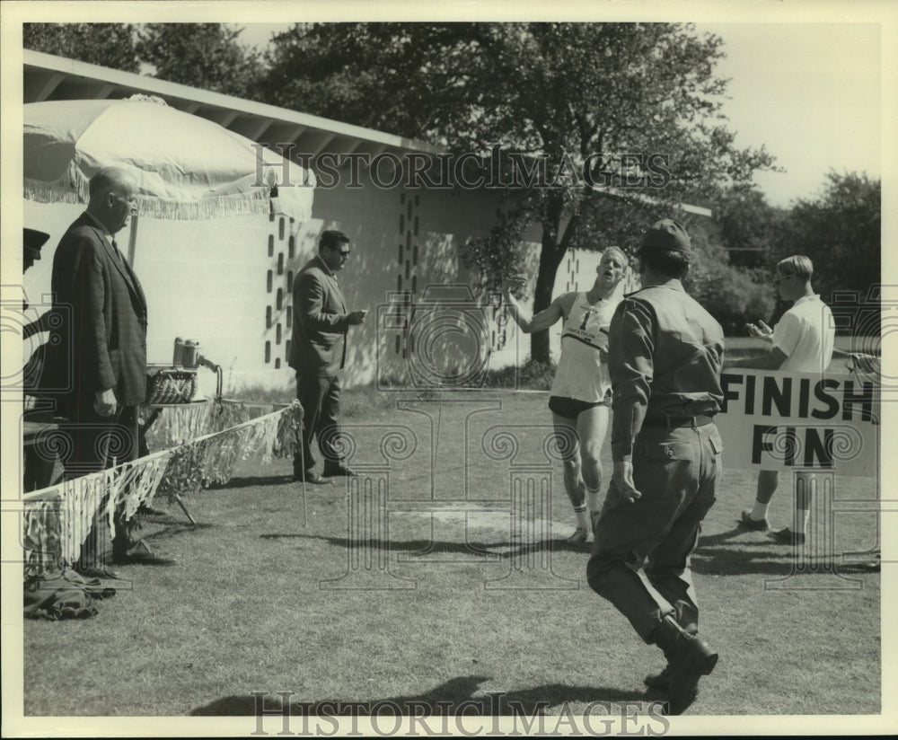 1970 Press Photo First Lieutenant Chuck Richards at Pentathlon Running Event- Historic Images