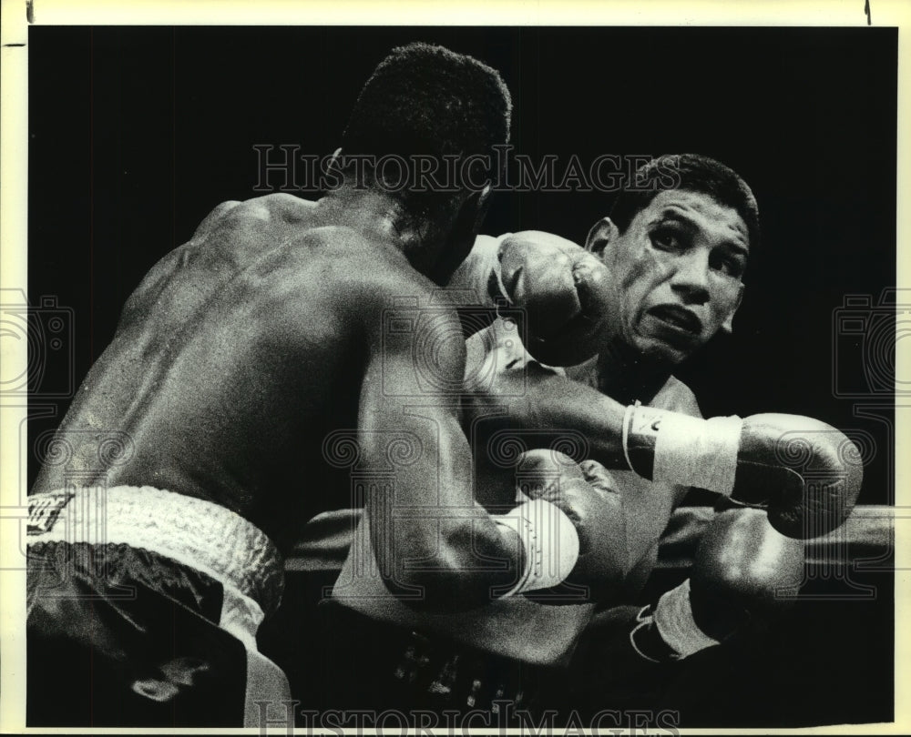 1988 Press Photo Boxers Rick Reyes and Harold Rhodes in the Ring - sas13521- Historic Images