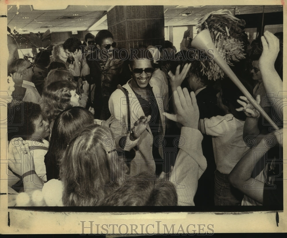 1982 Press Photo Johnny Moore, San Antonio Spurs Basketball Player in Crowd- Historic Images