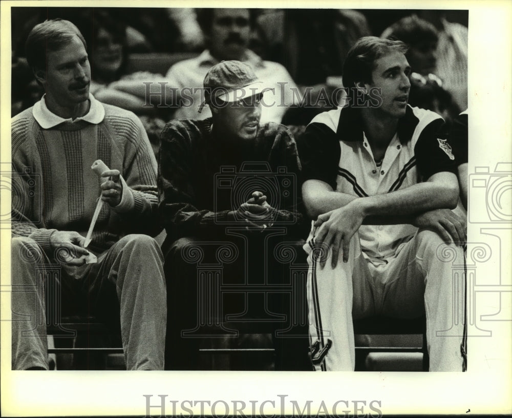 1986 Press Photo Johnny Moore, Basketball Player with Others at Cleveland Game- Historic Images