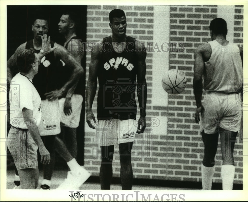 1990 Press Photo Larry Brown, San Antonio Spurs Coach with Players at Camp- Historic Images