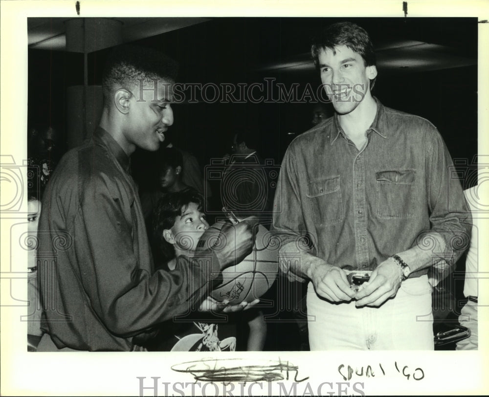 1990 Press Photo David Wingate, San Antonio Spurs Basketball Player at Airport- Historic Images