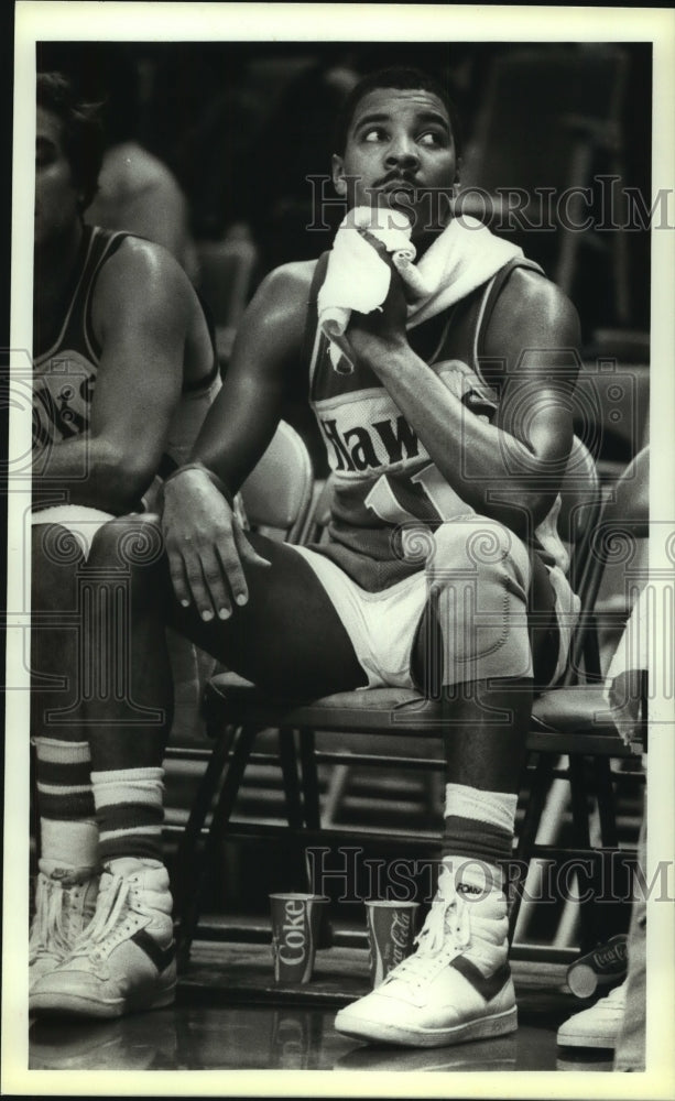 1983 Press Photo Keith Edmonson, Hawks Basketball Player on Sidelines- Historic Images