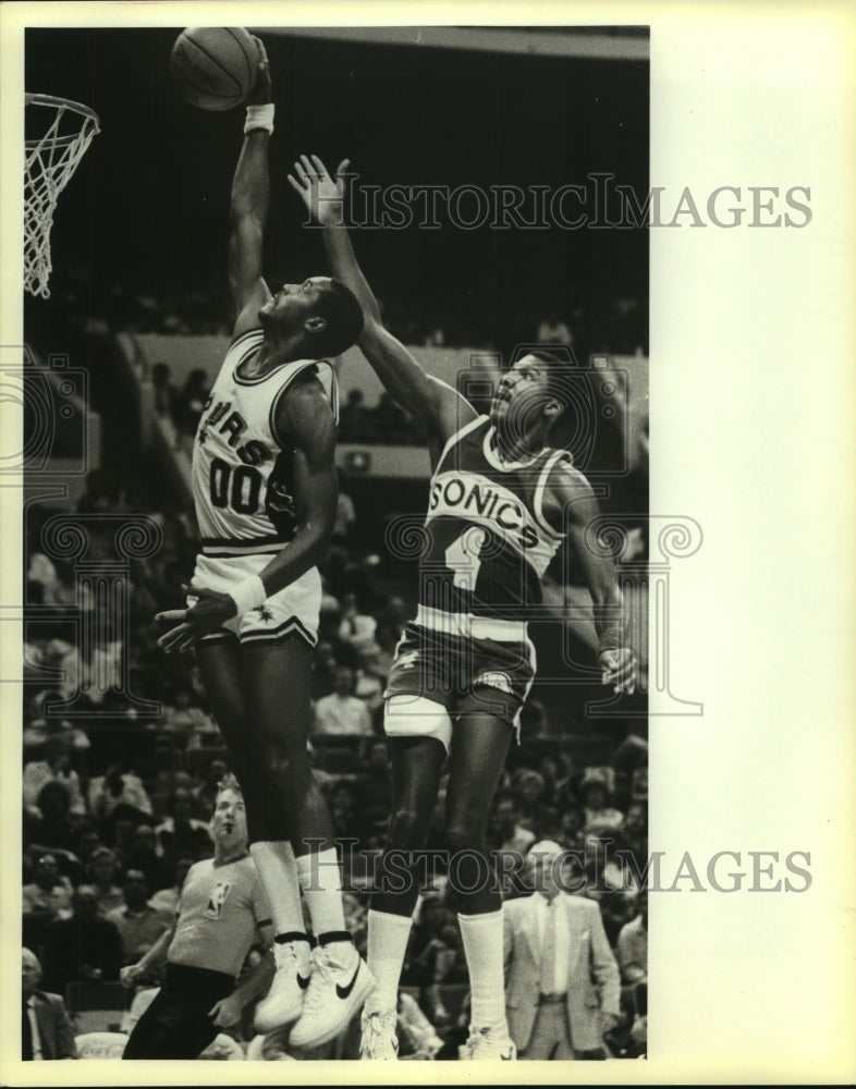 1984 Press Photo Johnny Moore, Spurs Basketball Player at Sonics Game- Historic Images