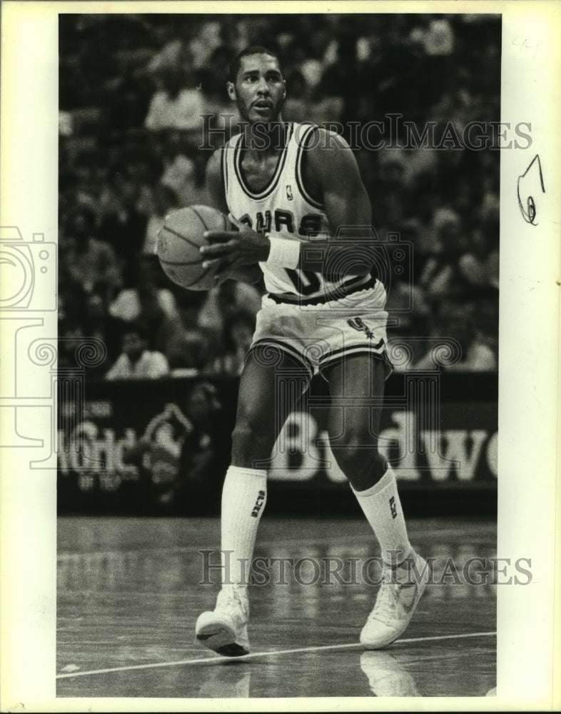 1986 Press Photo Johnny Moore, Spurs Basketball Player at Game - sas13645- Historic Images