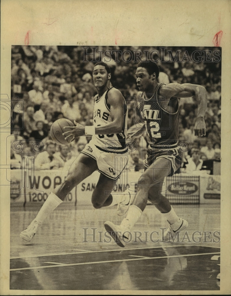 1981 Press Photo Johnny Moore, Spurs Basketball Player at Game with Carl Nicks- Historic Images