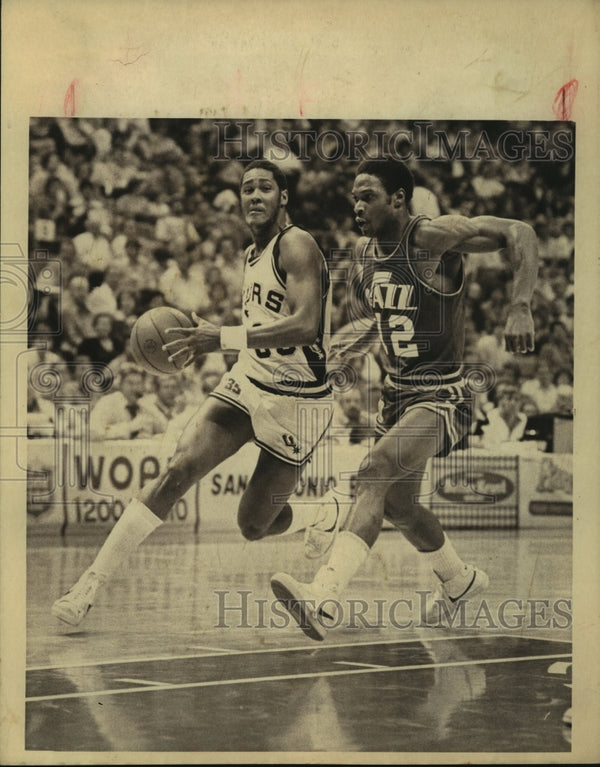 1981 Press Photo Johnny Moore, Spurs Basketball Player at Game with ...