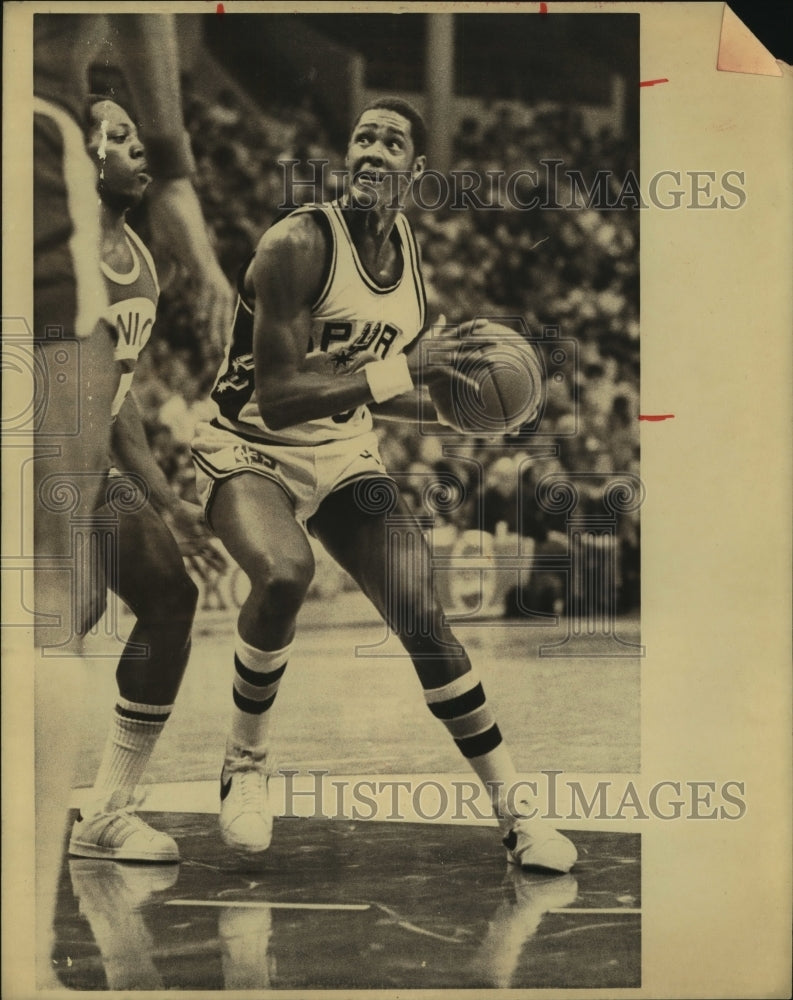 1980 Press Photo Johnny Moore, San Antonio Spurs Basketball Player at Game- Historic Images