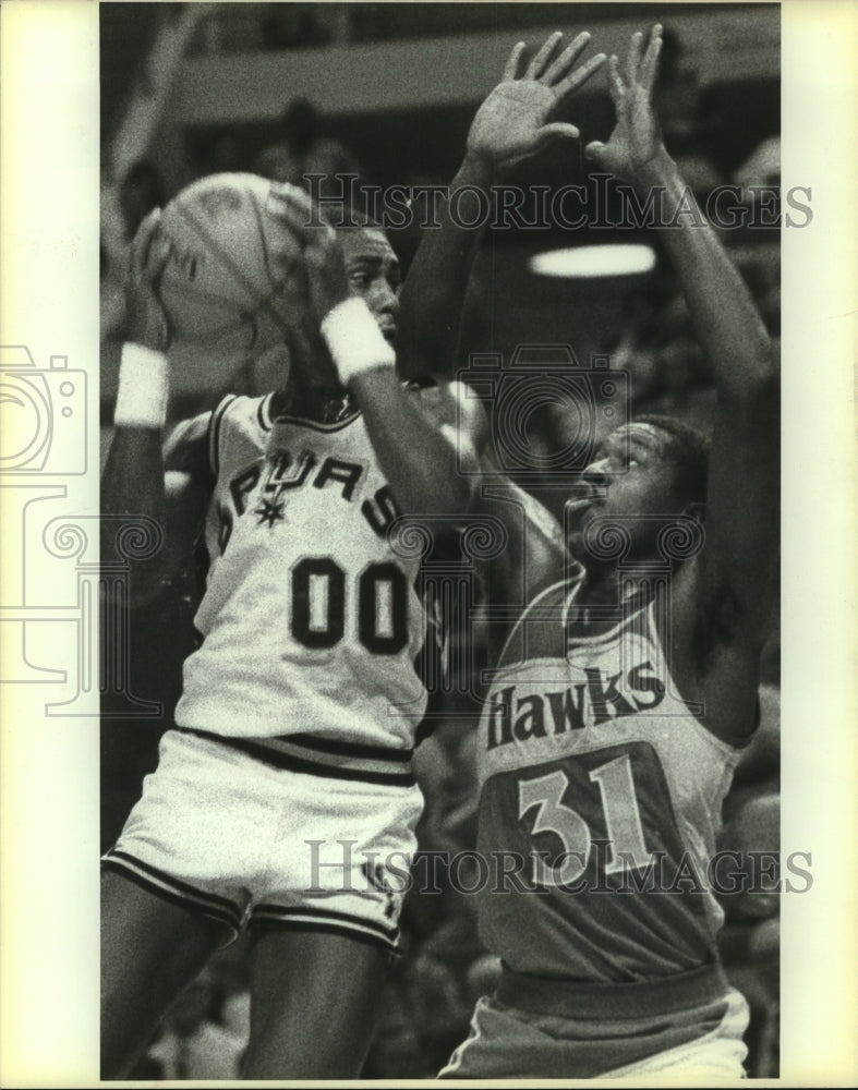 1983 Press Photo Johnny Moore, Spurs Basketball Player at Hawks Game - sas13657- Historic Images