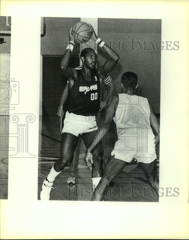 1987 Press Photo Johnny Moore, Spurs Basketball Player at Training Game- Historic Images