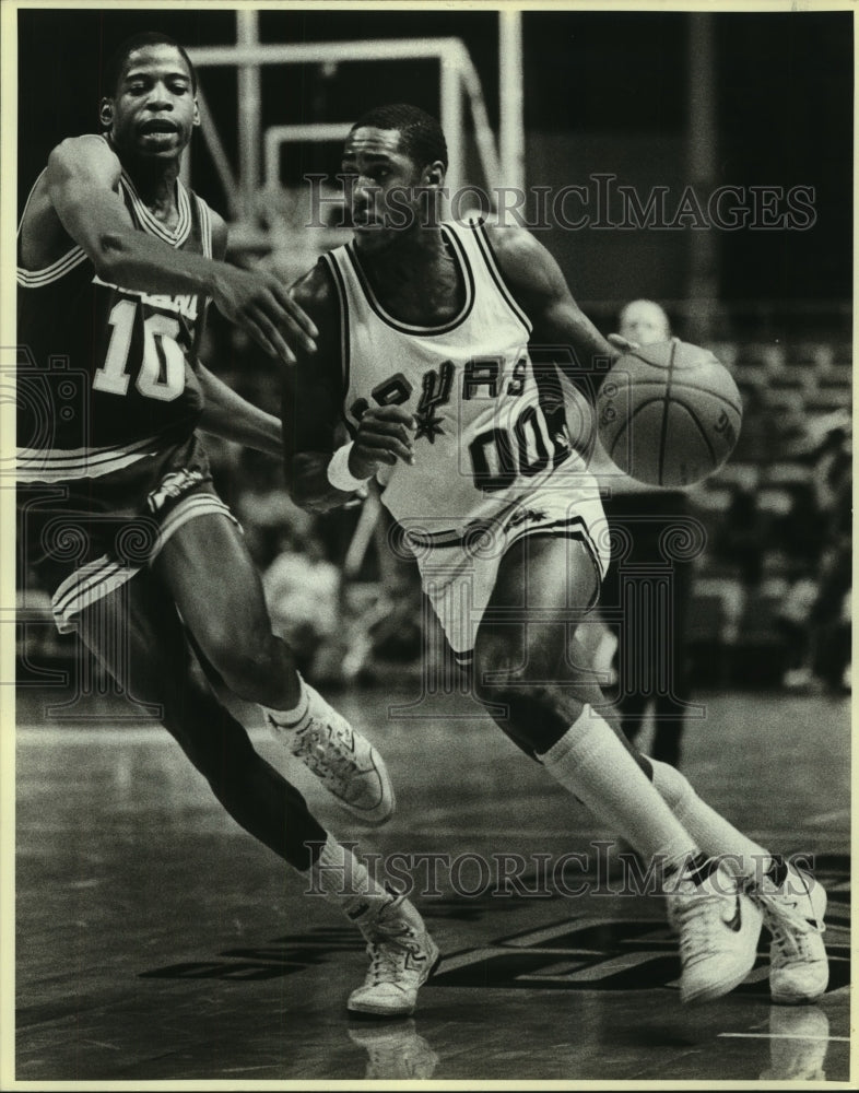 1985 Press Photo Johnny Moore, San Antonio Spurs Basketball Player at Game- Historic Images