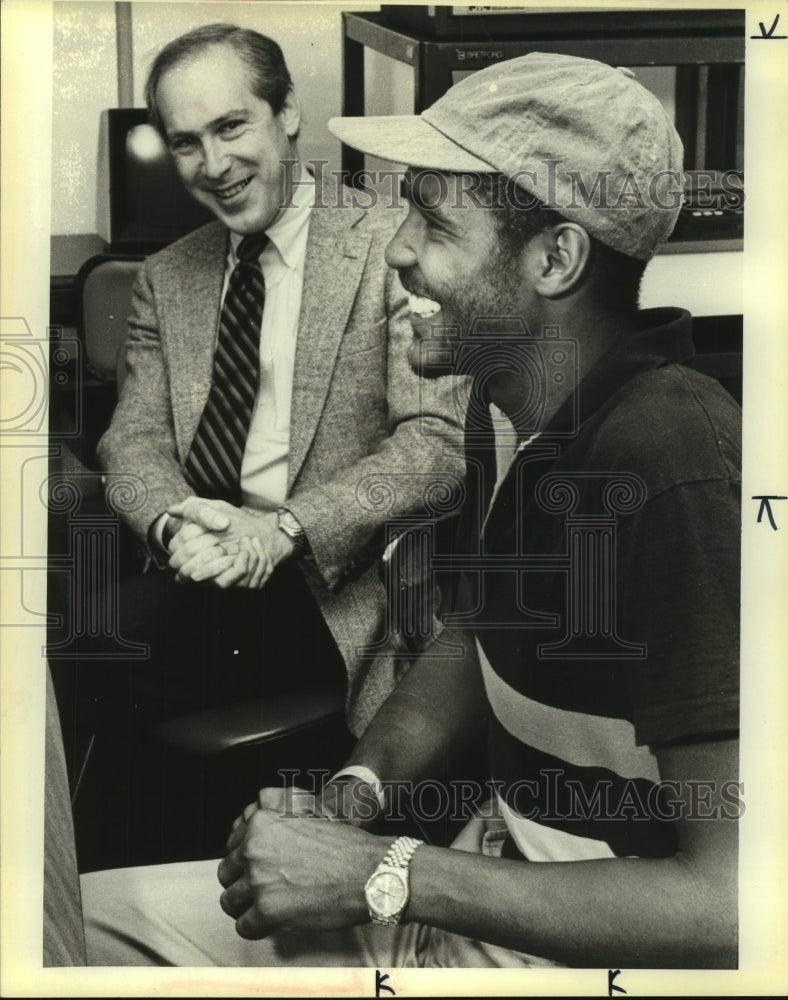 1986 Press Photo Johnny Moore, Basketball Player with Doctor Richard Thorner- Historic Images
