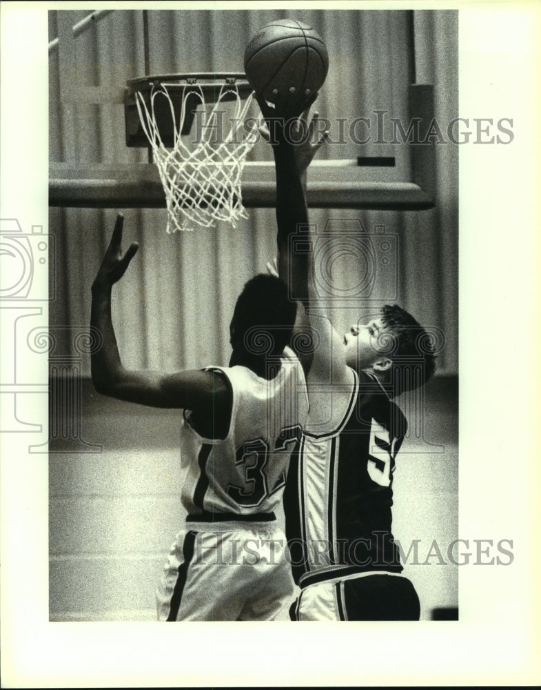 1993 Press Photo Clark and Holmes High School Basketball Players at Game- Historic Images