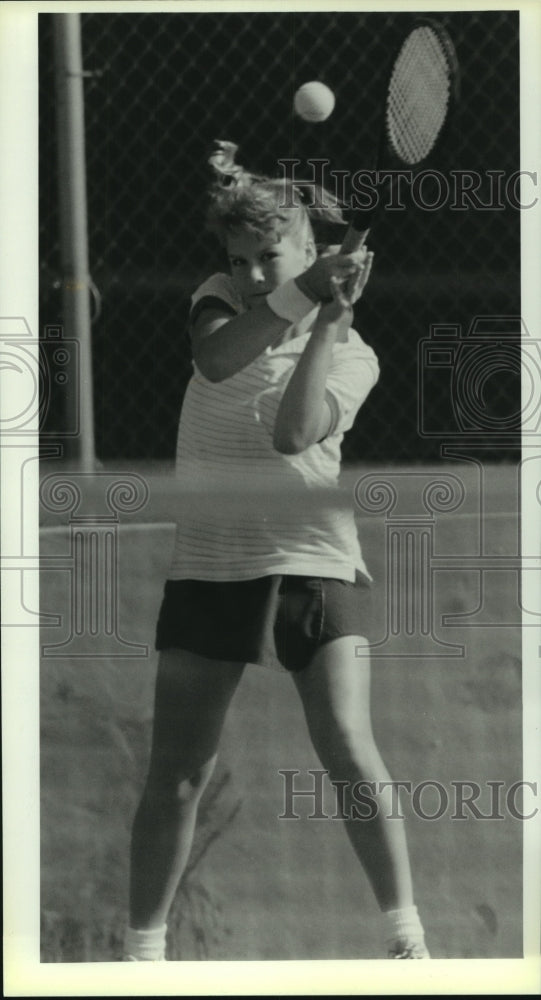 1989 Press Photo Kendra Graf, High School Tennis Player at Region Match- Historic Images