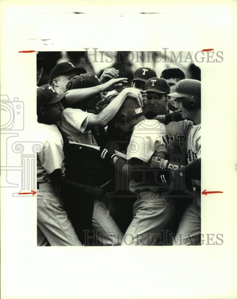 1993 Press Photo Chris Semprun, Taft High School Baseball Player with Teammates- Historic Images