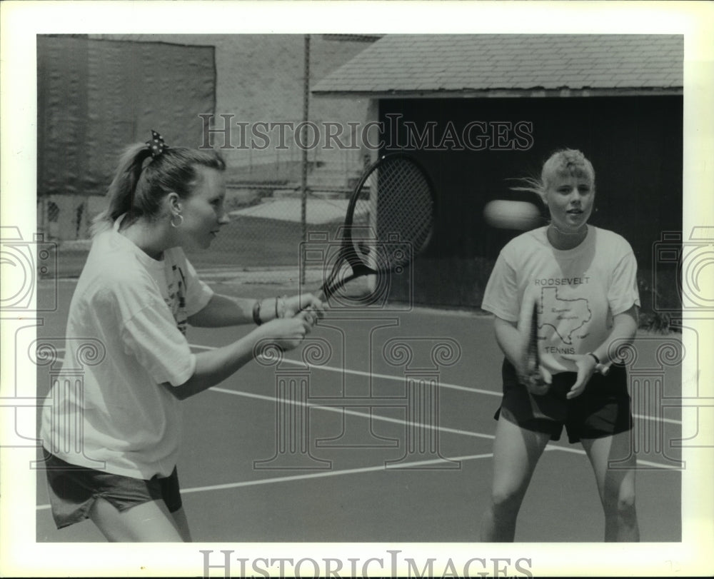 1989 Press Photo Roosevelt High tennis players Aimee Keck and Jenny Atkerson- Historic Images