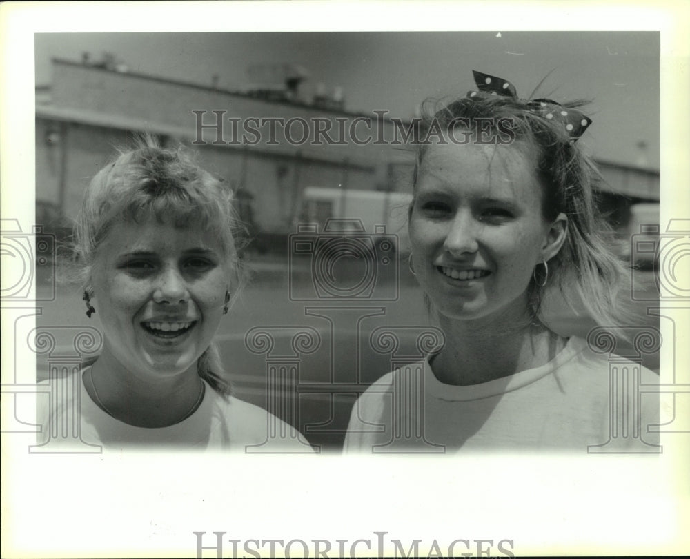 1989 Press Photo Roosevelt High tennis players Jenny Atkerson and Aimee Keck- Historic Images