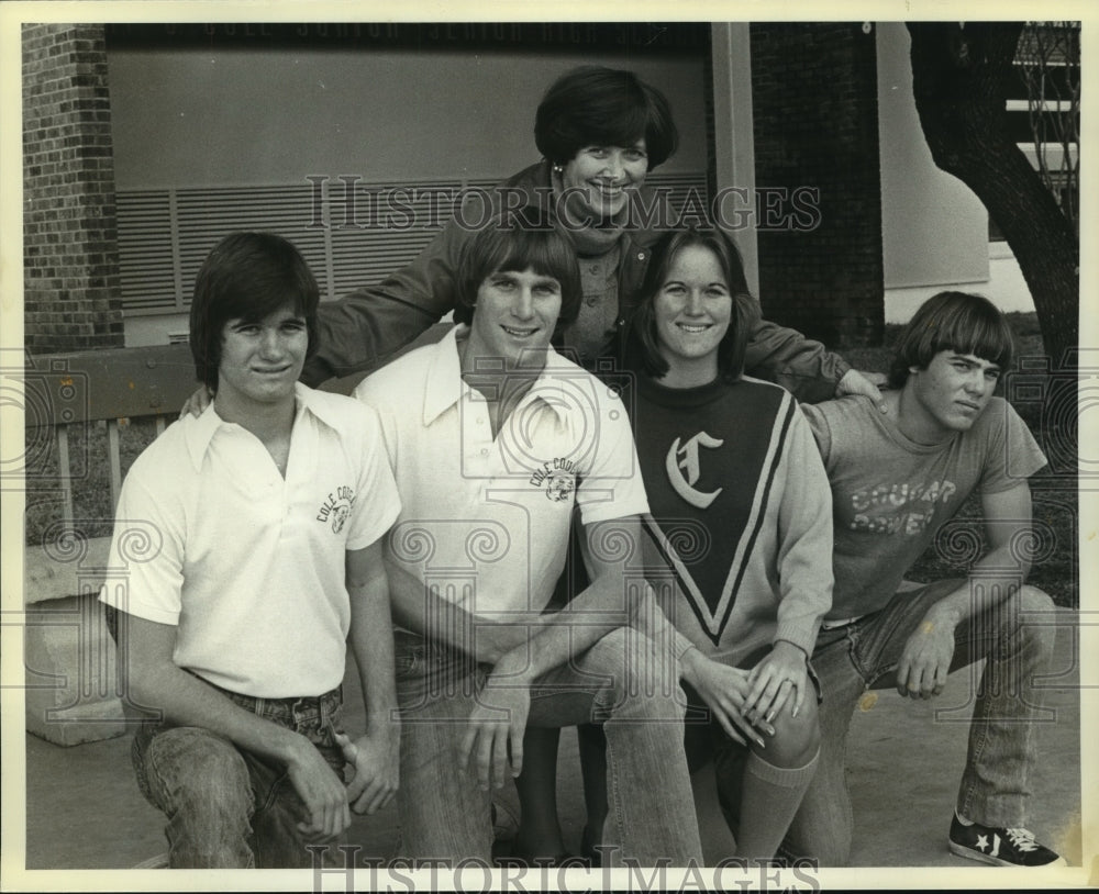 Press Photo Coach Judy Hagan with Students - sas13846- Historic Images