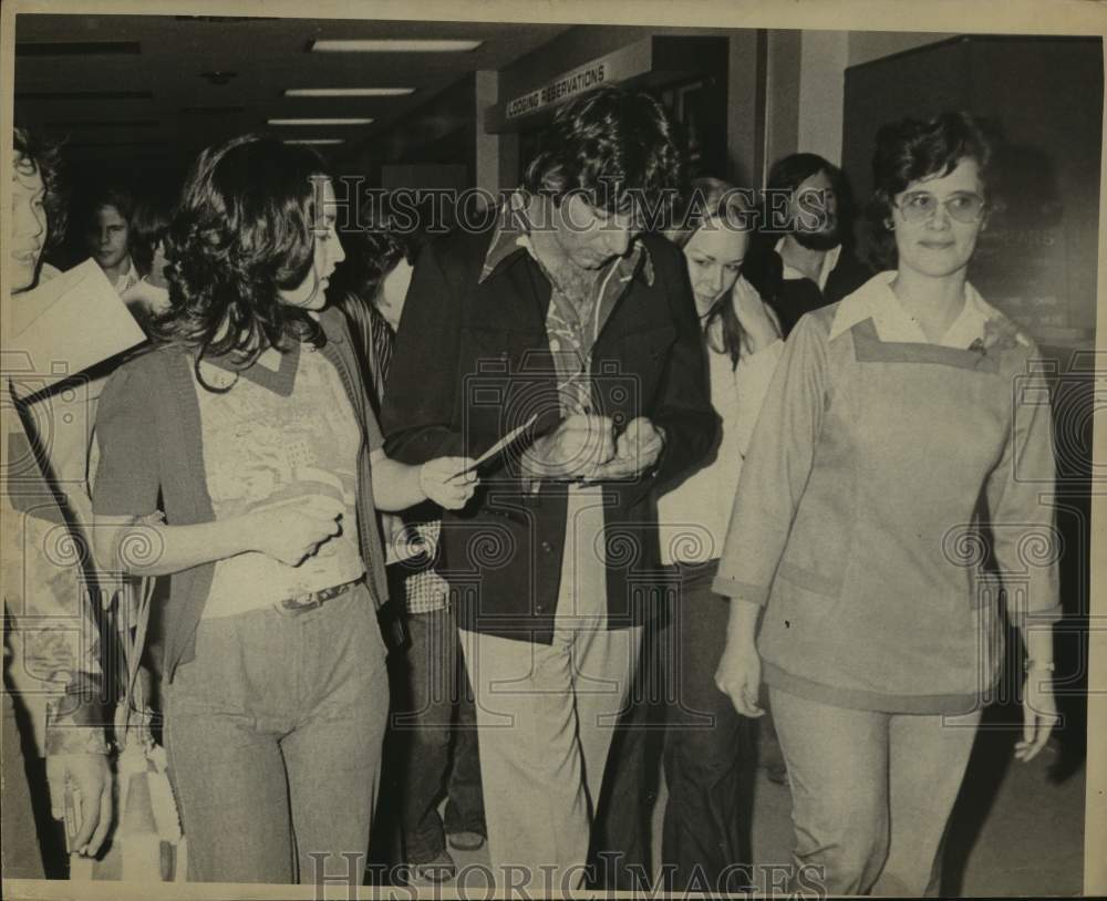 1975 Press Photo Football star Joe Namath signs autographs - sas13969- Historic Images