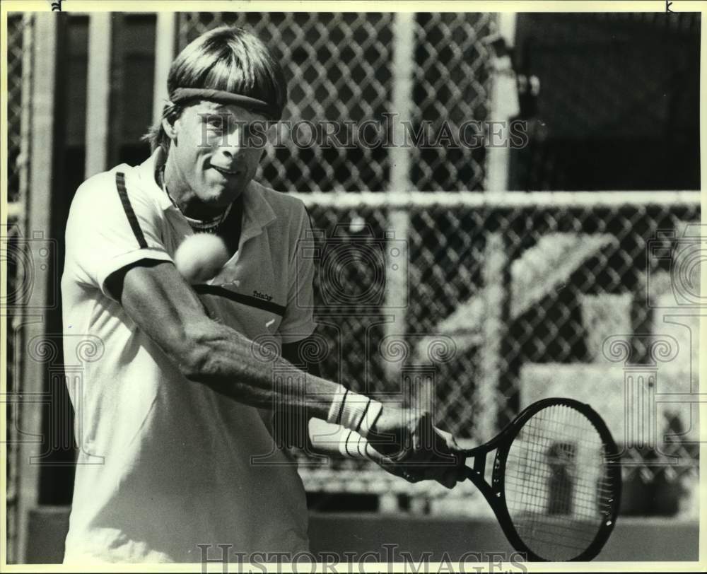 1986 Press Photo Trinity University tennis player Dexter McBride in action- Historic Images