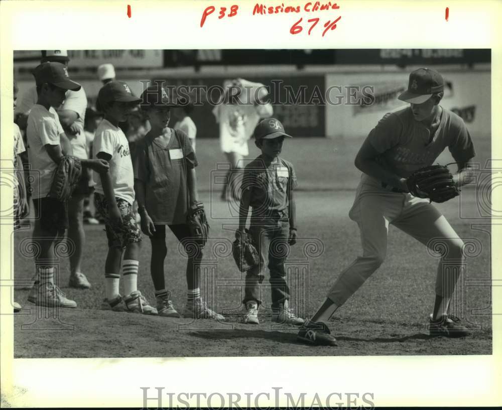 1990 Press Photo San Antonio Missions pitcher Sean Snedeker with clinic kids- Historic Images