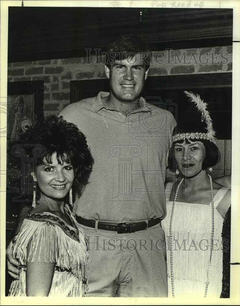 1988 Press Photo Spurs basketball player Eddie Nealy at the San Antonio Festival- Historic Images
