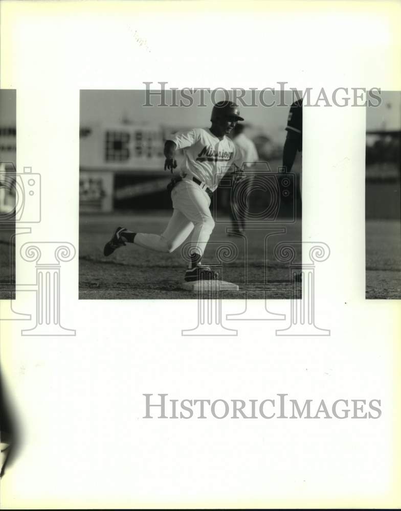 1993 Press Photo San Antonio Missions baseball player Juan Castro in action- Historic Images