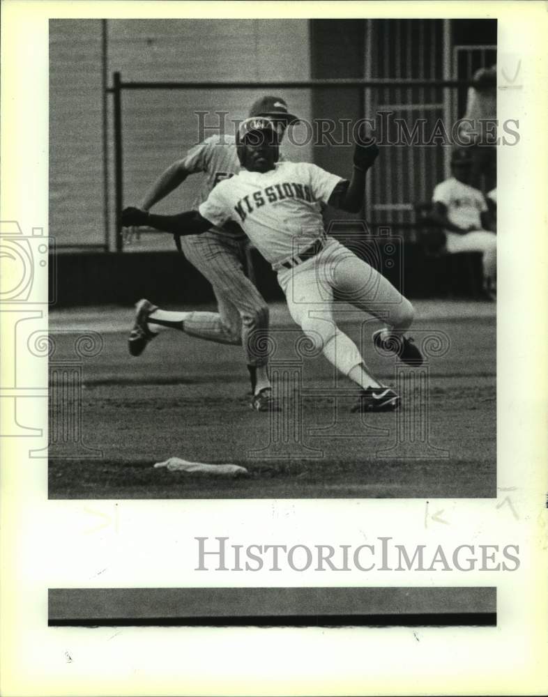 1988 Press Photo San Antonio Missions baseball player Louis Lopez is tagged out- Historic Images
