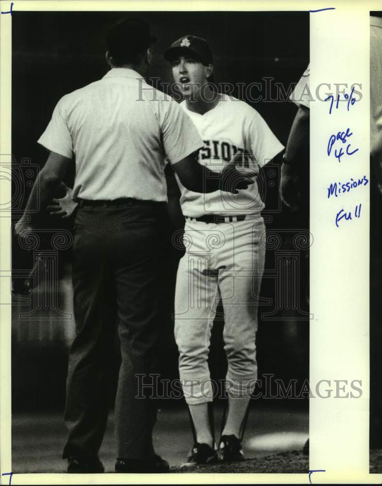 1988 Press Photo San Antonio Missions baseball pitcher Mike Pitz and umpire- Historic Images