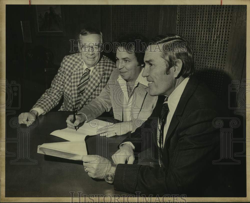 1979 Press Photo Bowler Mark Roth with Roger Zeller and Pepper Martin- Historic Images