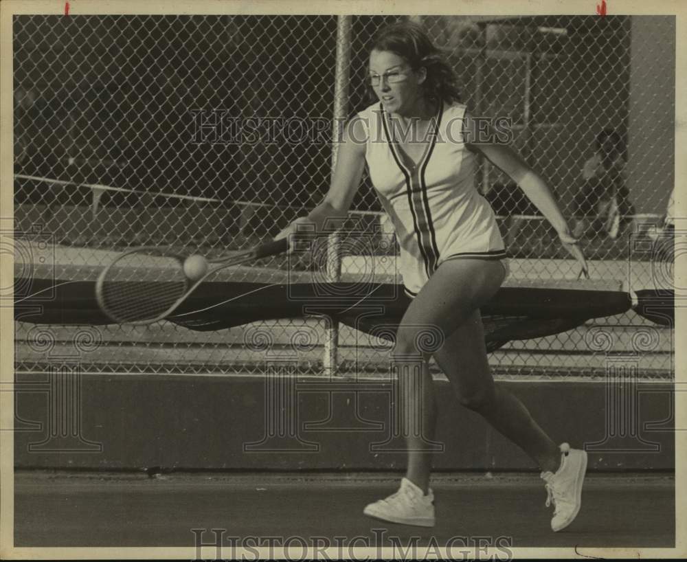 1975 Press Photo Tennis player Anne Russell in action - sas14366- Historic Images