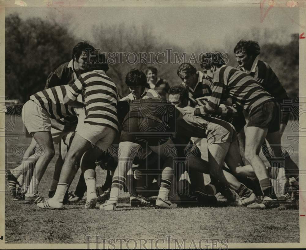 1975 Press Photo Rugby players in a scrum - sas14367- Historic Images