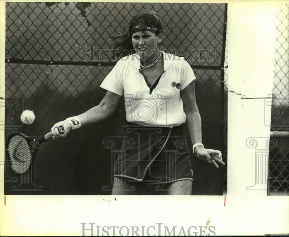 1984 Press Photo Chelsey Seals plays USTA tennis event at St. Mary&#39;s Hall- Historic Images