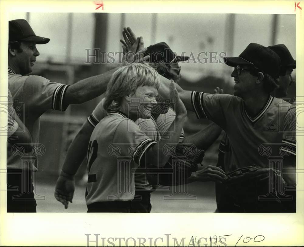 1984 Press Photo The Boise Hangers celebrate a softball win over the Outdoorsmen- Historic Images