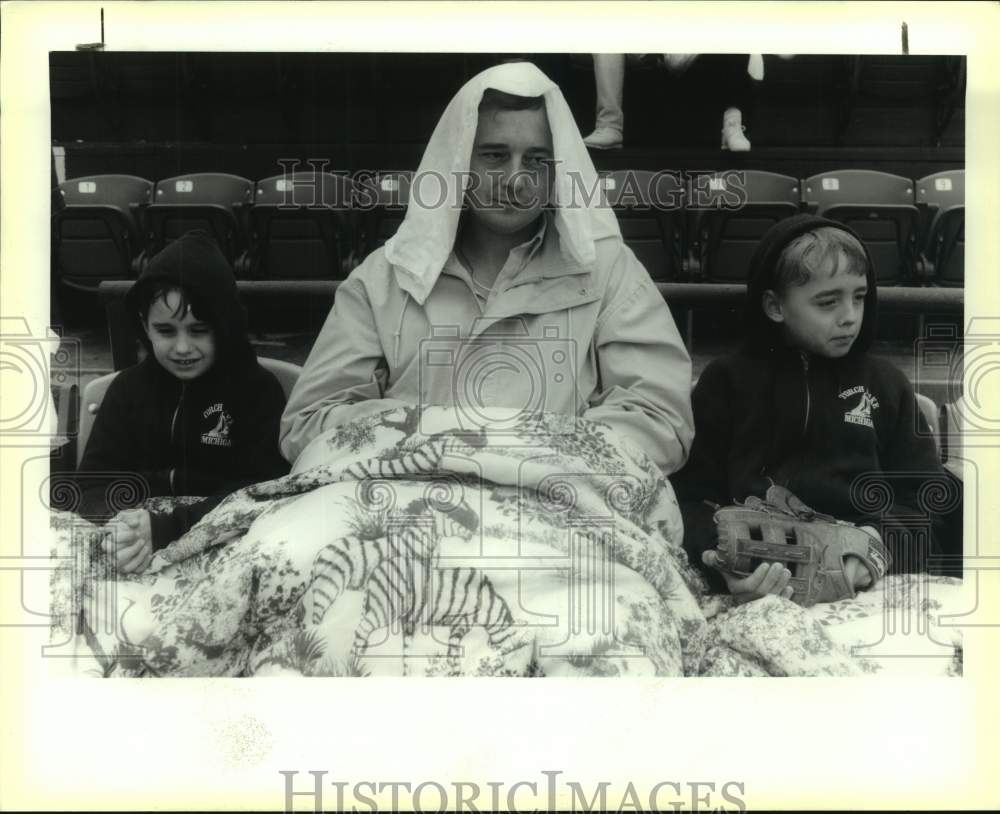 1990 Press Photo Fans watch San Antonio Missions and St. Mary's play baseball- Historic Images