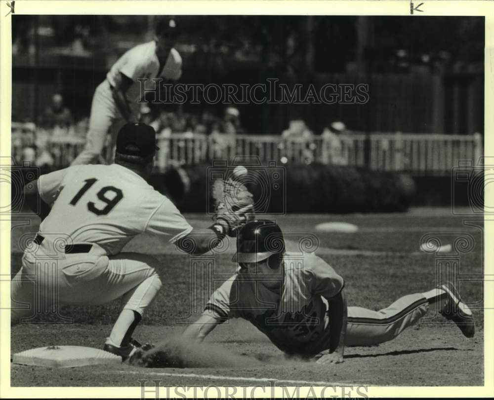 1989 Press Photo San Antonio Missions and Wichita play pro baseball - sas14396- Historic Images