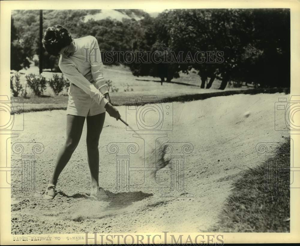 Press Photo A golfer hits out of a fairway bunker - sas14420- Historic Images