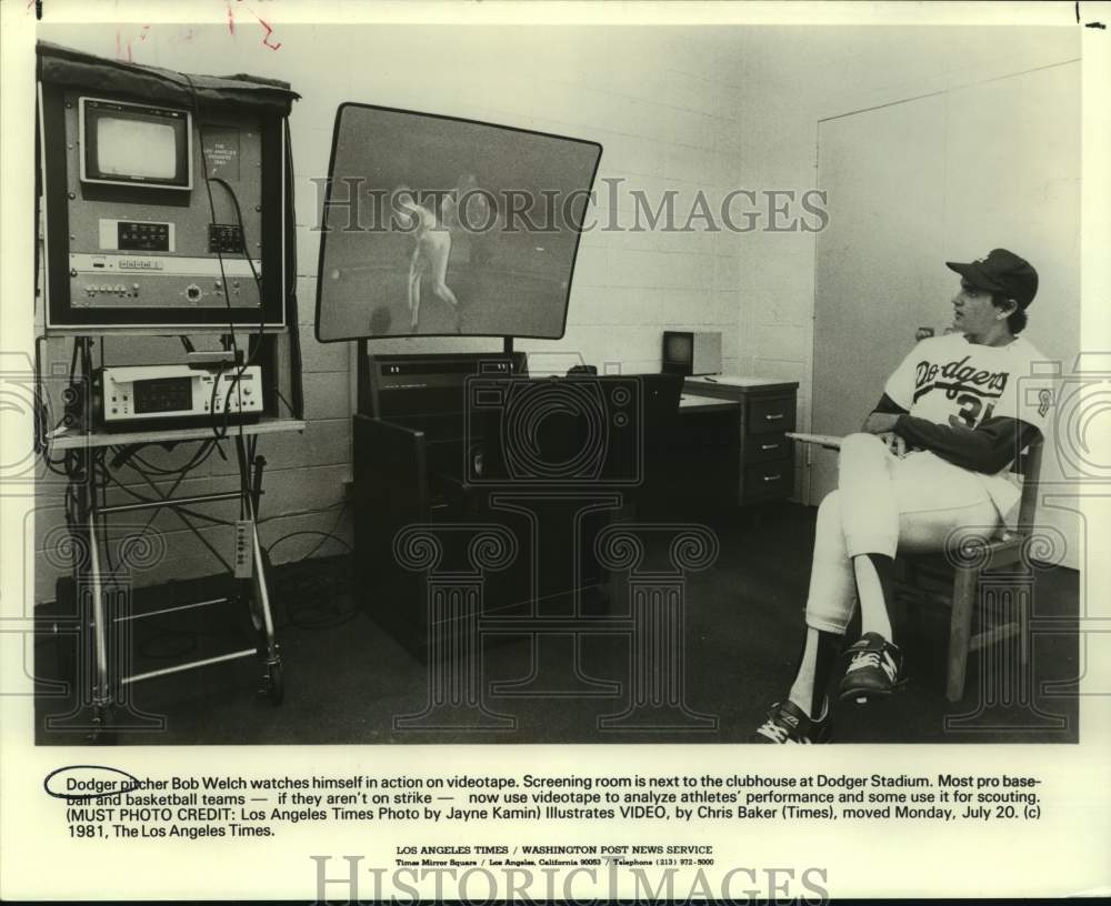 1981 Press Photo Los Angeles Dodgers baseball pitcher Bob Welch watches video- Historic Images