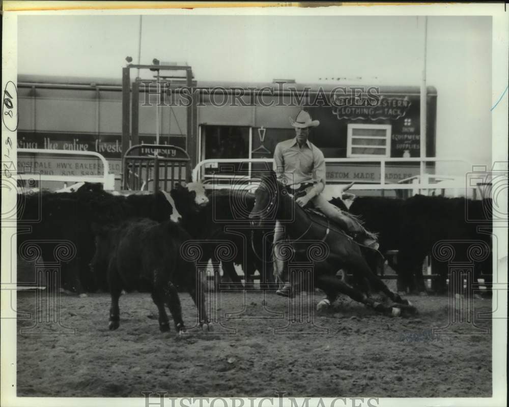 1983 Press Photo A rodeo cowboy in action - sas14531- Historic Images